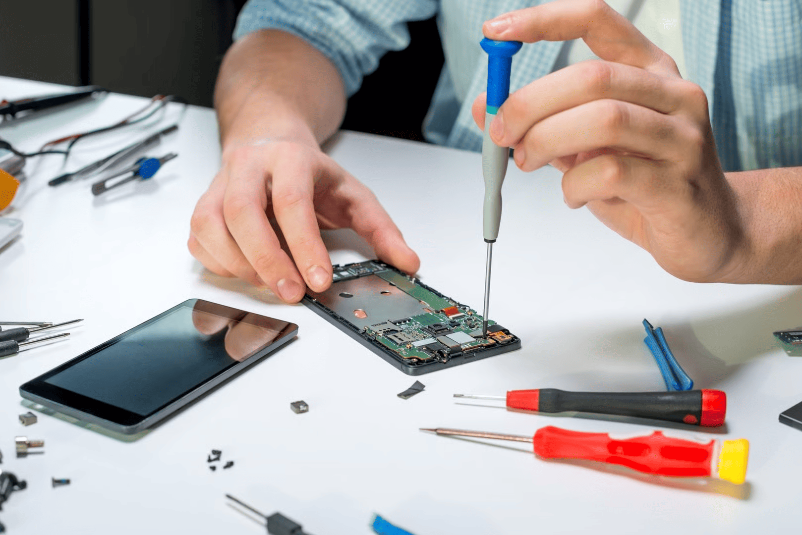 Electronic technician repairs mobile phone